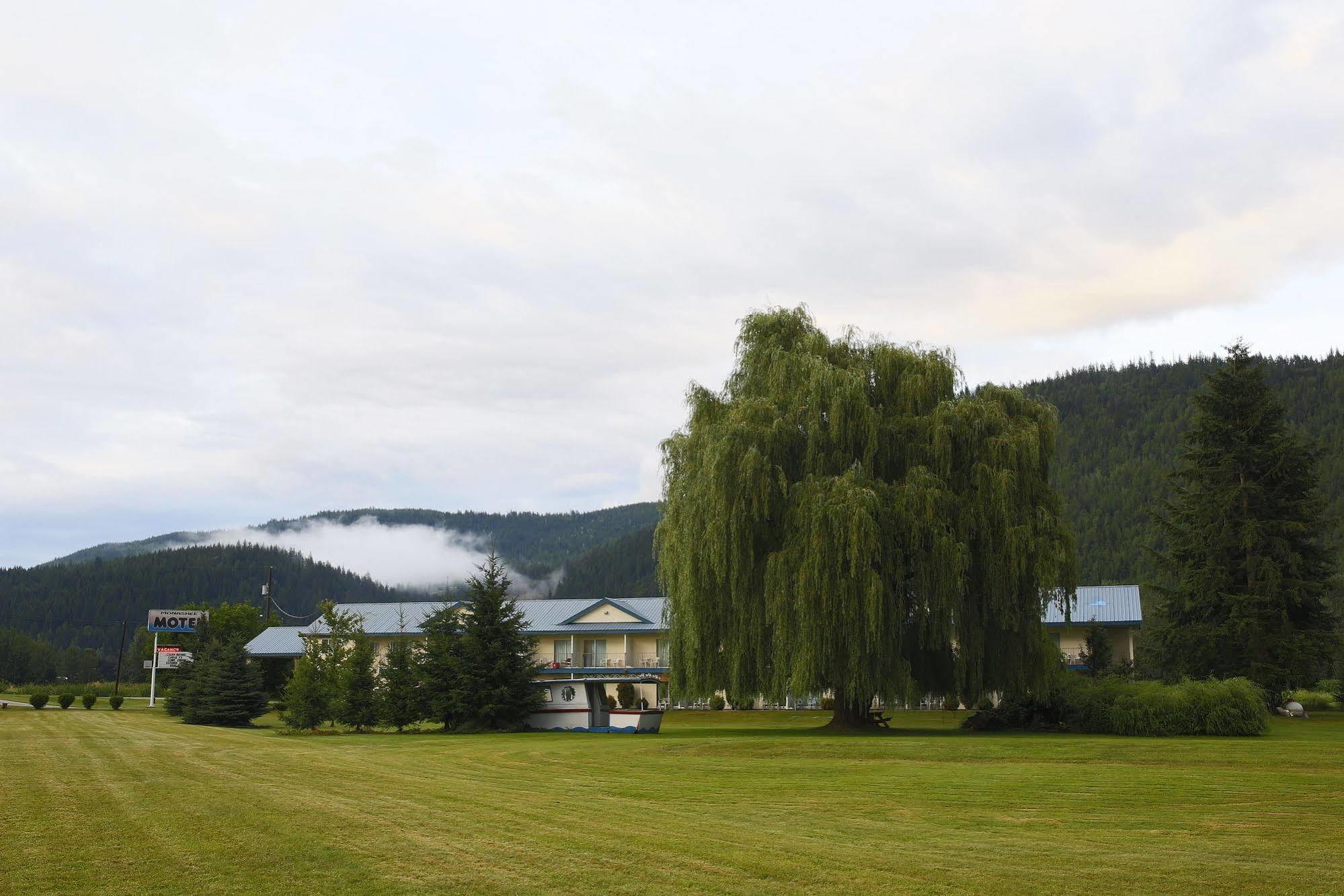 Monashee Motel Sicamous Exterior photo